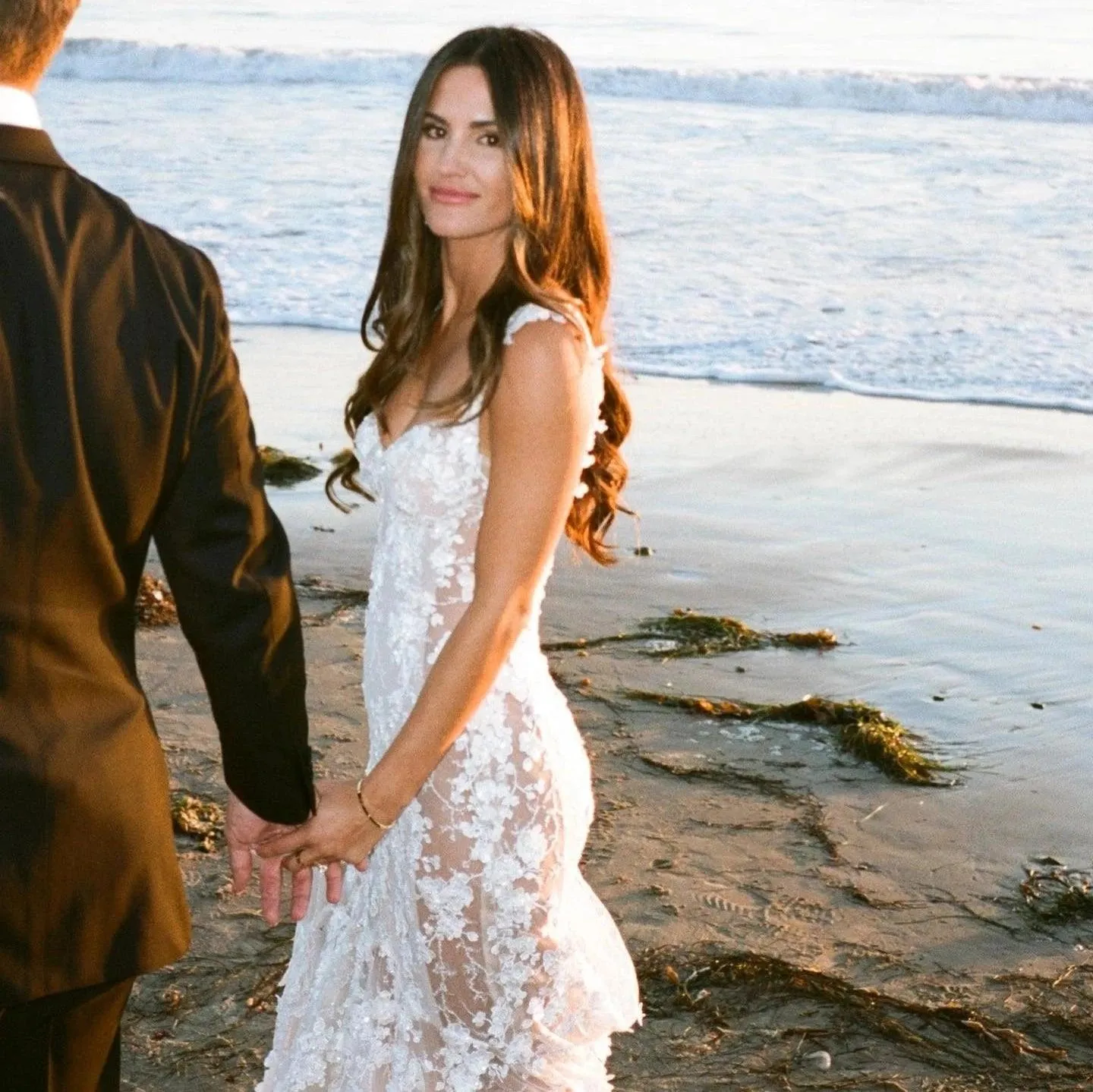 Custom Romantic Mermaid Wedding Dress with V-Neck, Lace Appliques, and 3D Flower Details - Vestido de Novia